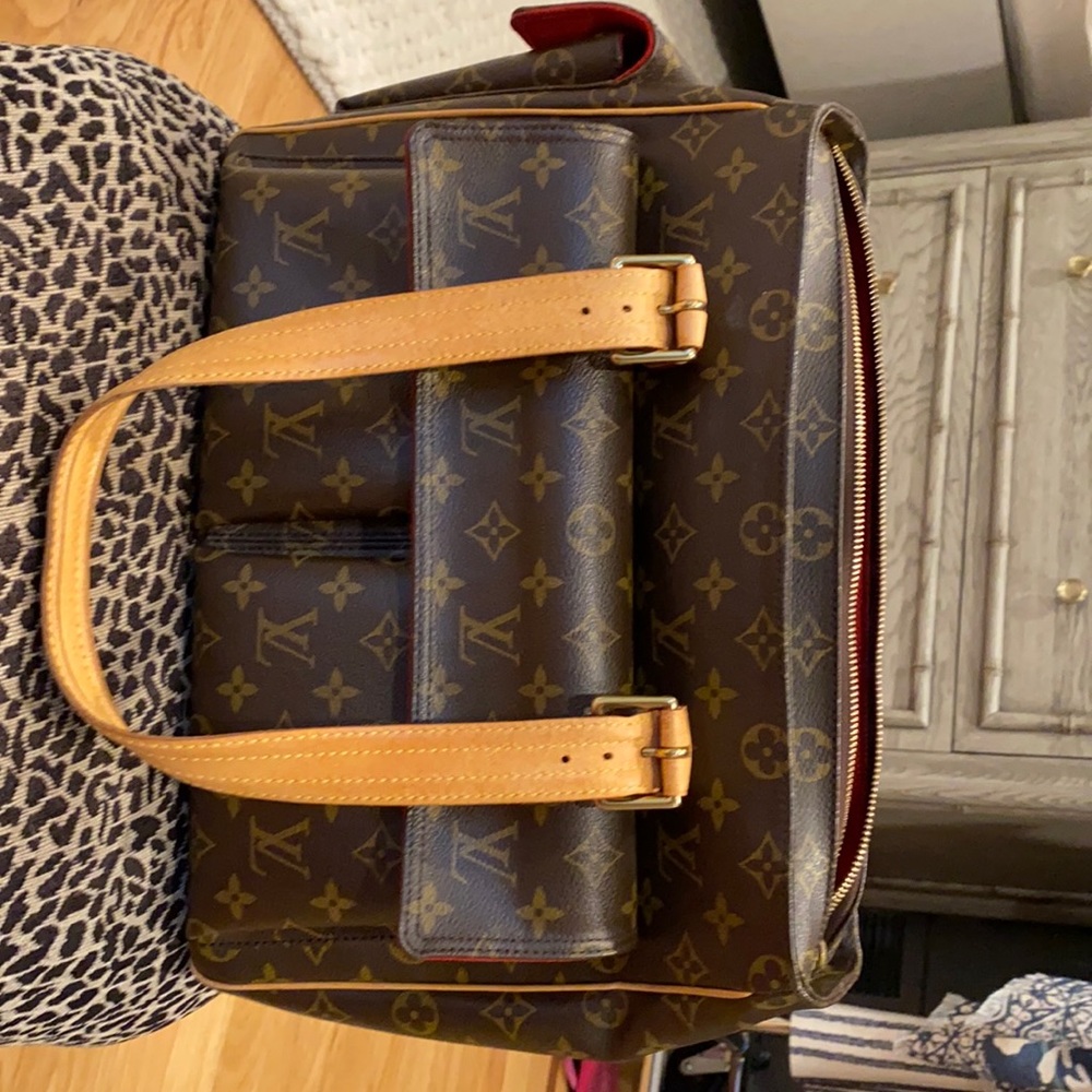 Authentic - w/ dust bag.